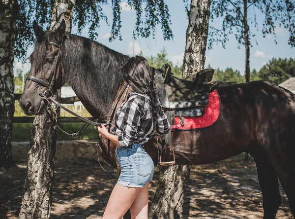 Mujer Disfrutando Compañía Joven Hermosa Mujer Vestida Camisa Cuadros Con —  Fotos de Stock