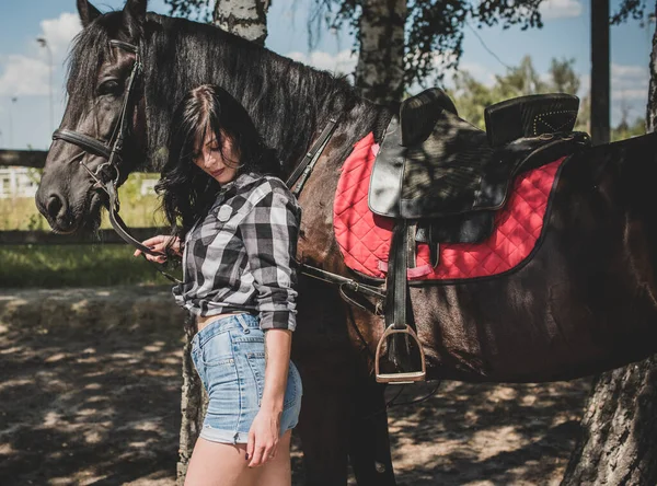 Mujer Disfrutando Compañía Joven Hermosa Mujer Vestida Camisa Cuadros Con — Foto de Stock