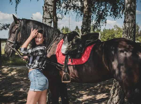 Žena Užívá Koňské Společnosti Mladá Krásná Žena Oblečená Kostkovaná Košile — Stock fotografie