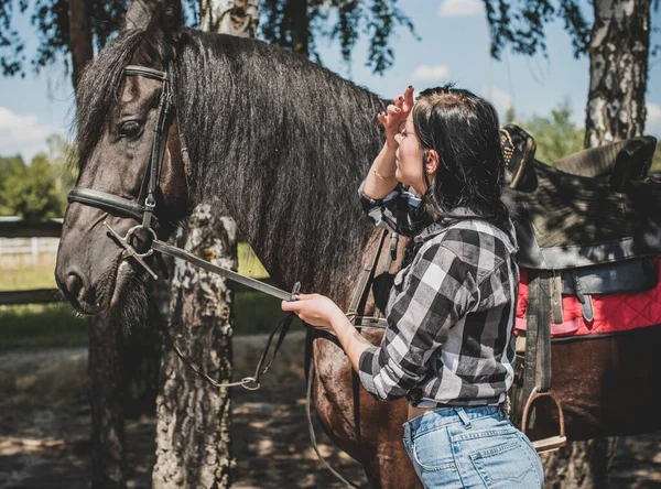 Mujer Disfrutando Compañía Joven Hermosa Mujer Vestida Camisa Cuadros Con —  Fotos de Stock