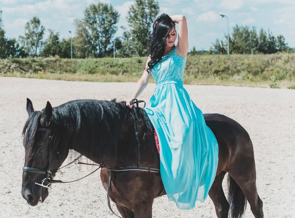 Mooie Jonge Vrouw Lange Blauwe Jurk Paardrijden Het Platteland Portret — Stockfoto