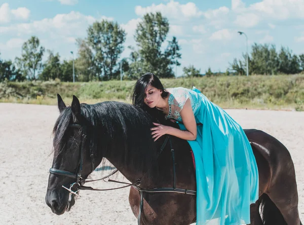 Mooie Jonge Vrouw Lange Blauwe Jurk Paardrijden Het Platteland Portret — Stockfoto