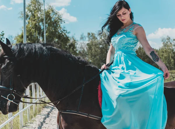 Hermosa Mujer Joven Vestido Azul Largo Montando Caballo Campo Retrato —  Fotos de Stock