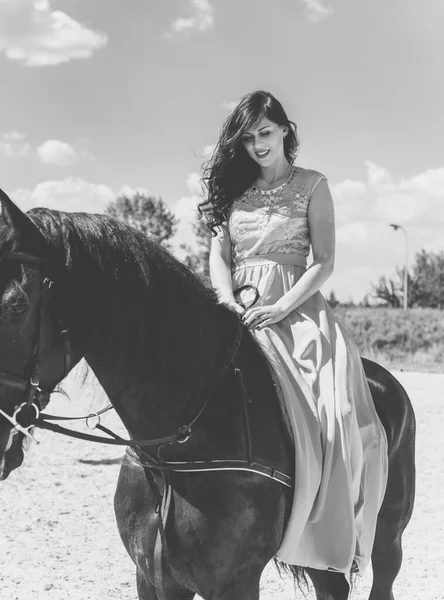 Mooie Jonge Vrouw Lange Blauwe Jurk Paardrijden Het Platteland Portret — Stockfoto