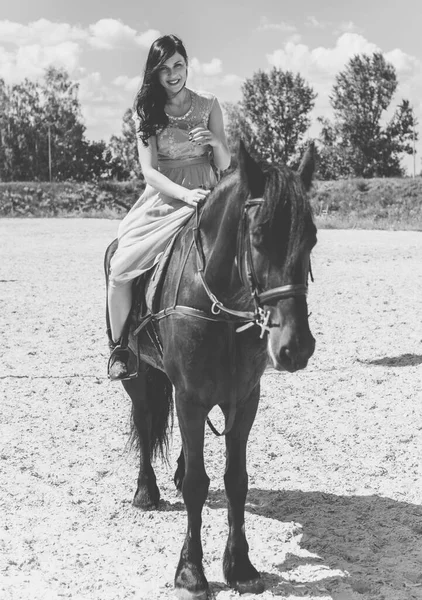 Piękna Młoda Kobieta Długiej Niebieskiej Sukience Ujeżdżająca Konia Wsi Portret — Zdjęcie stockowe