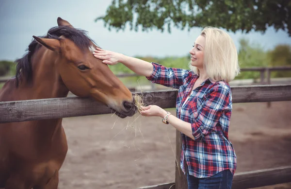 Frau Genießt Pferdegesellschaft Ältere Schöne Mit Pferd Freien Stilvolle Dame — Stockfoto