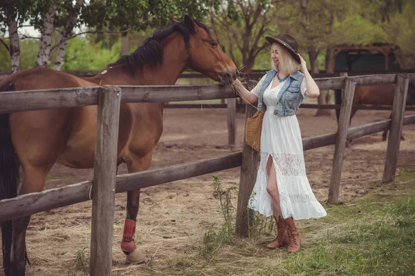Mulher Gostar Companhia Cavalos Maduro Bonito Com Cavalo Livre Senhora — Fotografia de Stock