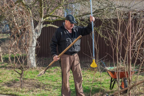 Människan Tidig Vårträdgård Senior Man Trädgård Man Älskar Sin Hobby — Stockfoto