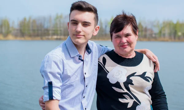 Generationers Familje Och Familjevärderingar Mormor Med Sonson Semester Vid Floden — Stockfoto