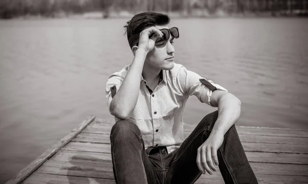 Vida Adolescente Comum Riquezas Experiências Jovem Retrato Jovem Uma Camisa — Fotografia de Stock