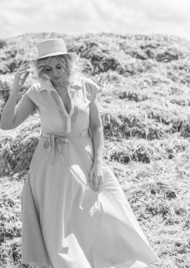 Country tarzı bir karışım, artı yumuşak pamuklu hafif elbiseli bir kadın. Samanlıktaki güzel bayanın portresi.