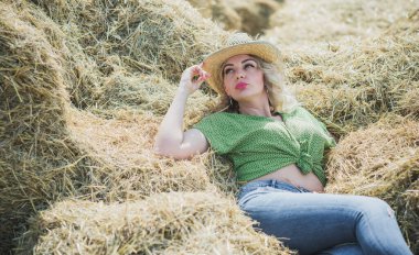 Ayrıca samanlıkta Amerikan tarzı bir model. Moda tarzı ve moda anlayışı