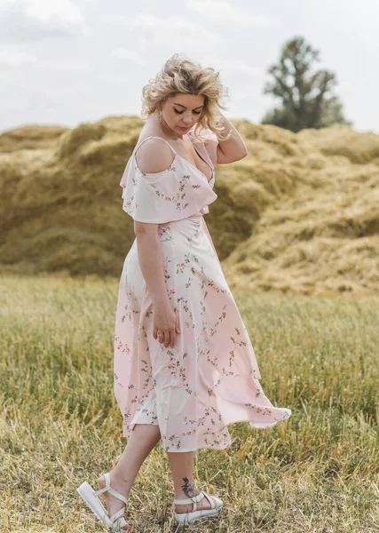 Country Vintage Mix Stil Size Frau Weichem Baumwollkleid Auf Dem — Stockfoto