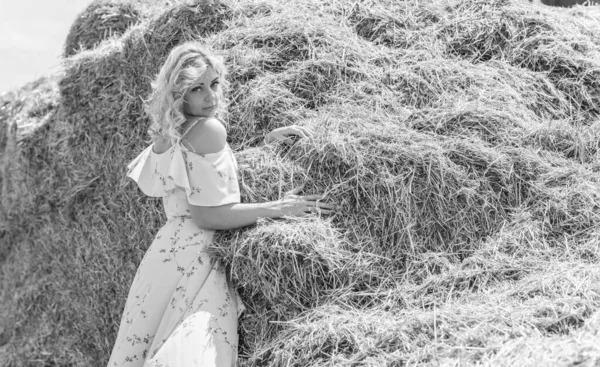 乡土古色古香的混合风格 加上身材矮小的女人在田里穿着轻薄的棉衣 干草堆上的好女人的画像 — 图库照片