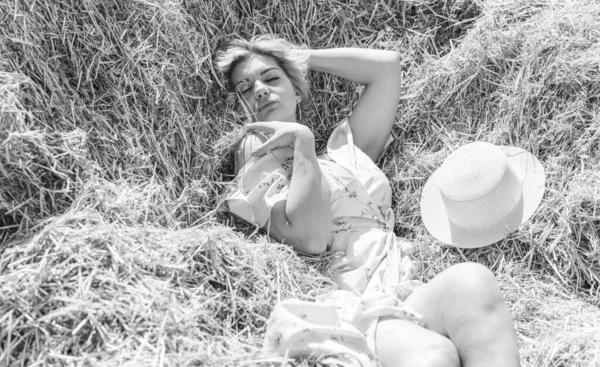 カントリーヴィンテージミックススタイル プラスサイズの女性で柔らかい綿ライトドレスでフィールド ハイロフトで素敵な女性の肖像画 — ストック写真