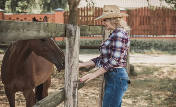 アメリカのカントリースタイル 女性は馬と話している 女性と馬に乗るの肖像シャツ 馬に乗るの肖像画でRancho — ストック写真