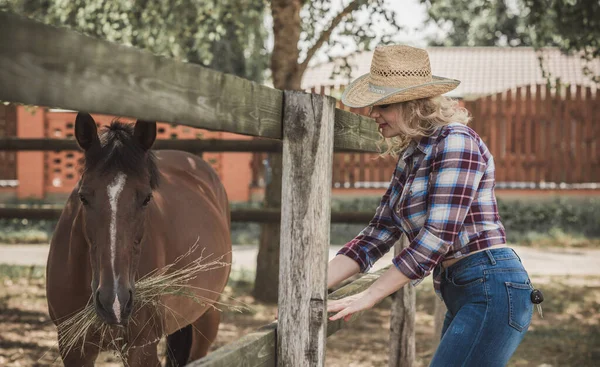 アメリカのカントリースタイル 女性は馬と話している 女性と馬に乗るの肖像シャツ 馬に乗るの肖像画でRancho — ストック写真