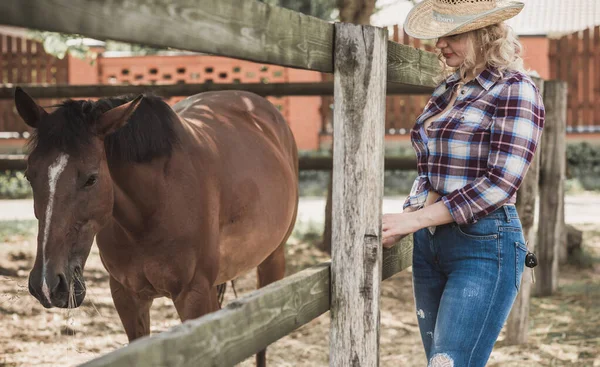 Amerykański Styl Country Kobieta Rozmawiająca Swoim Koniem Portret Konia Kobietą — Zdjęcie stockowe