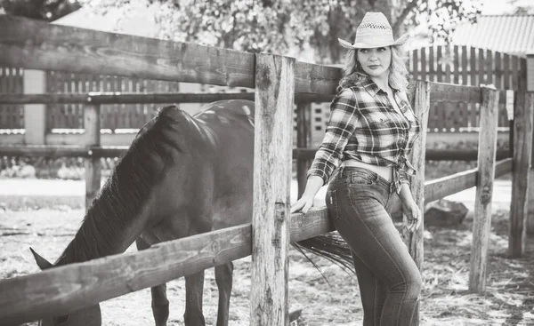 Stile Country Americano Donna Che Parla Con Suo Cavallo Ritratto — Foto Stock