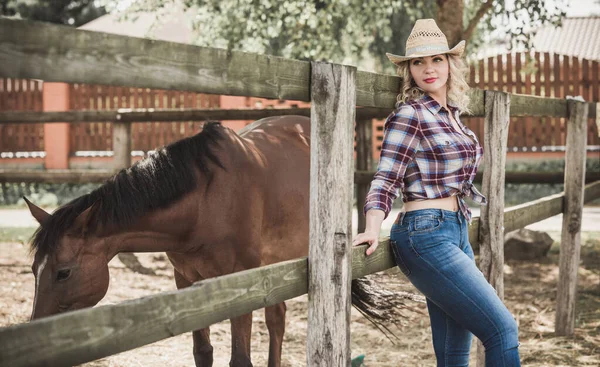 アメリカのカントリースタイル 女性は馬と話している 女性と馬に乗るの肖像シャツ 馬に乗るの肖像画でRancho — ストック写真