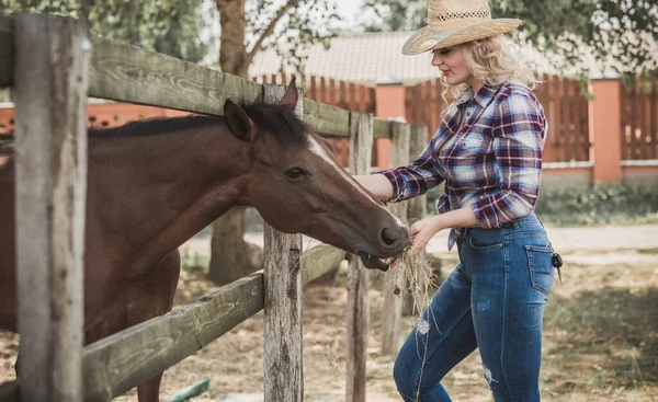 Amerykański Styl Country Kobieta Rozmawiająca Swoim Koniem Portret Konia Kobietą — Zdjęcie stockowe