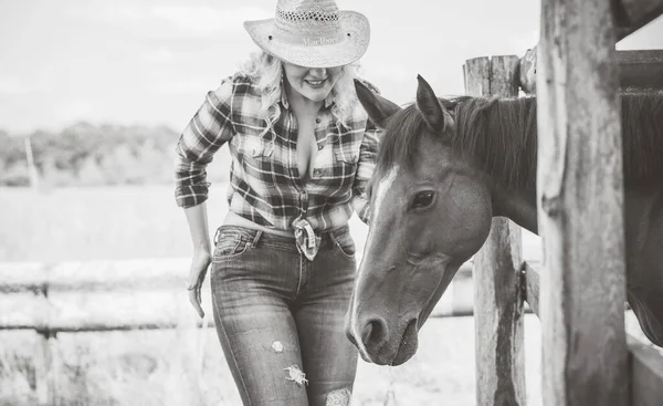 Amerikaanse Country Stijl Vrouw Gesprek Met Haar Paard Portret Van — Stockfoto