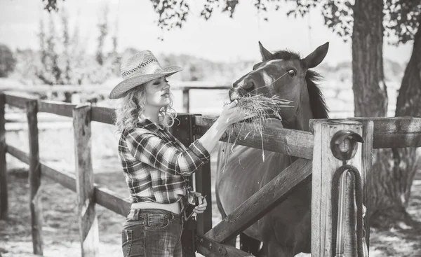 Stile Country Americano Donna Che Parla Con Suo Cavallo Ritratto — Foto Stock