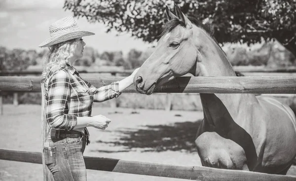 アメリカのカントリースタイル 女性は馬と話している 女性と馬に乗るの肖像シャツ 馬に乗るの肖像画でRancho — ストック写真