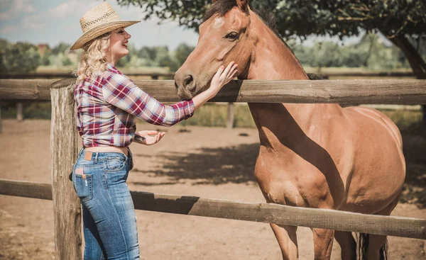 Amerykański Styl Country Kobieta Rozmawiająca Swoim Koniem Portret Konia Kobietą — Zdjęcie stockowe