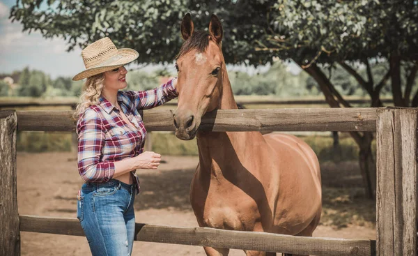 Stile Country Americano Donna Che Parla Con Suo Cavallo Ritratto — Foto Stock