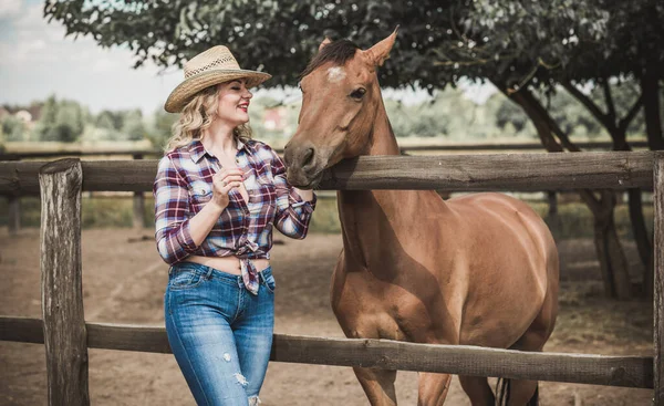 Amerykański Styl Country Kobieta Rozmawiająca Swoim Koniem Portret Konia Kobietą — Zdjęcie stockowe