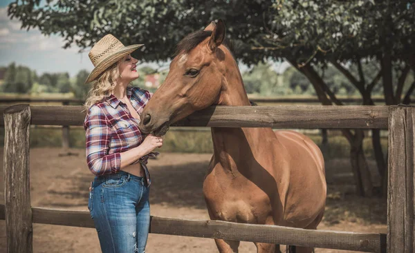 Amerykański Styl Country Kobieta Rozmawiająca Swoim Koniem Portret Konia Kobietą — Zdjęcie stockowe