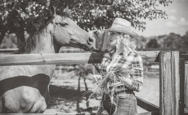 Amerikaanse Country Stijl Vrouw Gesprek Met Haar Paard Portret Van — Stockfoto