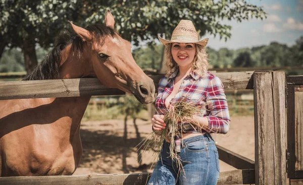 Amerikaanse Country Stijl Vrouw Gesprek Met Haar Paard Portret Van — Stockfoto