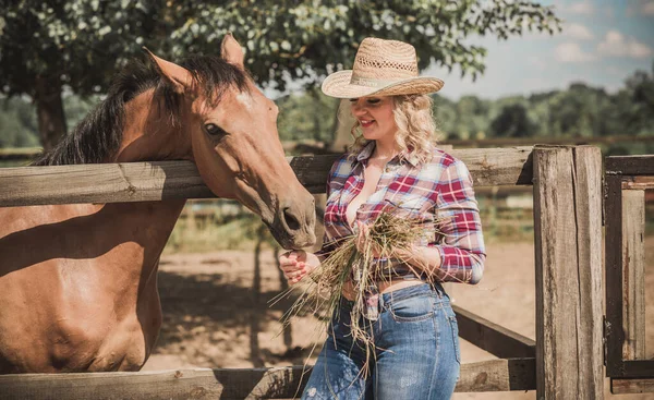 Amerykański Styl Country Kobieta Rozmawiająca Swoim Koniem Portret Konia Kobietą — Zdjęcie stockowe