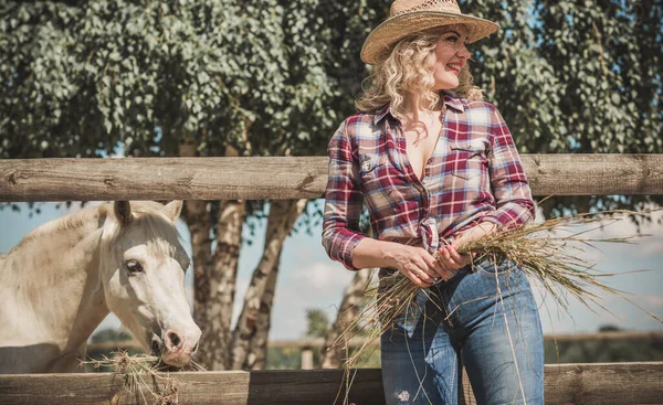 Stile Country Americano Donna Che Parla Con Suo Cavallo Ritratto — Foto Stock