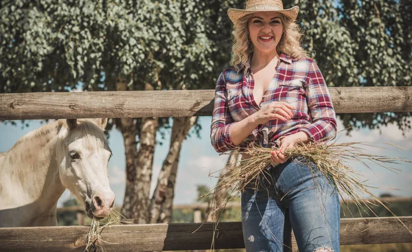 Amerikanischer Landhausstil Frau Gespräch Mit Ihrem Pferd Porträt Eines Reiters — Stockfoto