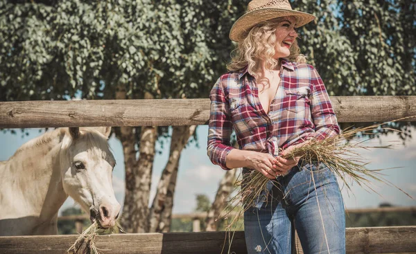 Amerykański Styl Country Kobieta Rozmawiająca Swoim Koniem Portret Konia Kobietą — Zdjęcie stockowe