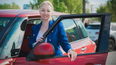 Modern bir kadın. Arabalı, kadın yaşam tarzı, ulaşım konsepti.