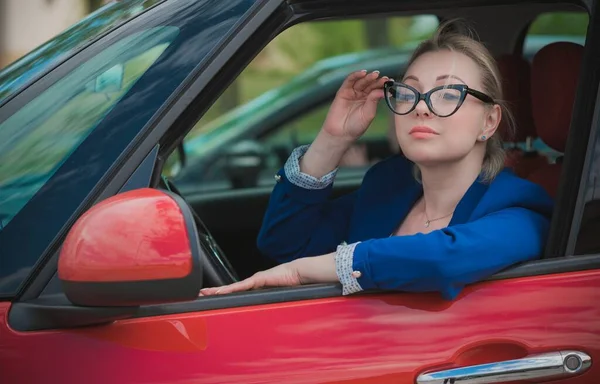 现代女性拥有一辆汽车 城市女性的生活方式 交通观念 — 图库照片