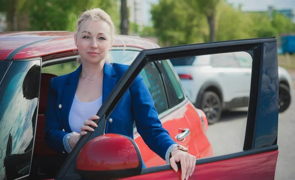 Nowoczesna Kobieta Samochodu Styl Życia Pani Mieście Koncepcja Transportu — Zdjęcie stockowe