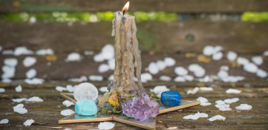 Çeşitli renkli taşlar kuvars, cevher mineraller, ruhani güç insan inancı, sihirli taşlar