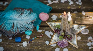 Çeşitli renkli taşlar kuvars, cevher mineraller, ruhani güç insan inancı, sihirli taşlar