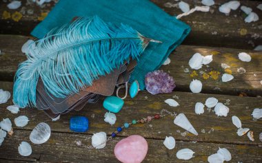 Çeşitli renkli taşlar kuvars, cevher mineraller, ruhani güç insan inancı, sihirli taşlar