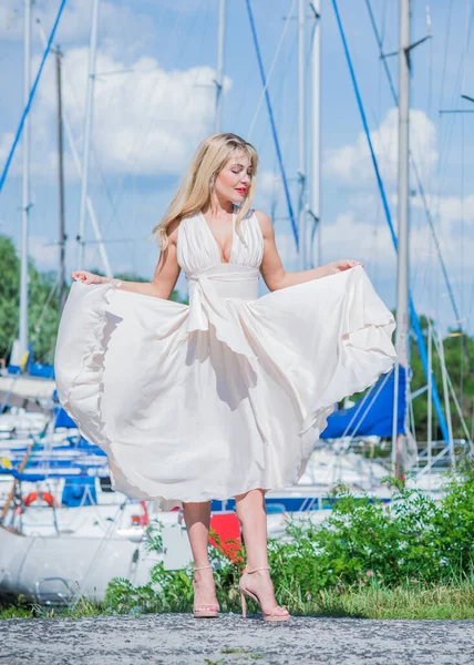 Trevlig Blondin Yachtklubben Kvinna Flygande Silke Vit Klänning Utomhus Koppla — Stockfoto