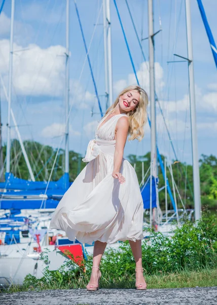 Schöne Blonde Dame Yachtclub Frau Fliegenden Seidenweißen Kleid Freien Entspannen — Stockfoto