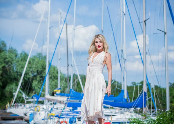 Belle Blonde Yacht Club Femme Soie Volante Robe Blanche Extérieur — Photo