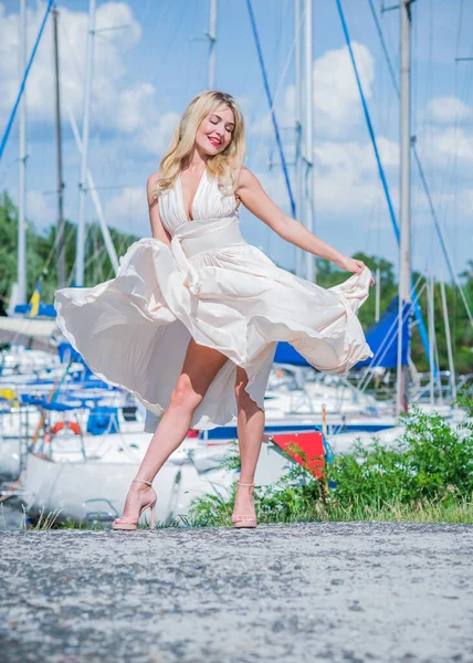 Milá Blondýnka Jachtařského Klubu Žena Létání Hedvábí Bílé Šaty Přírodě — Stock fotografie