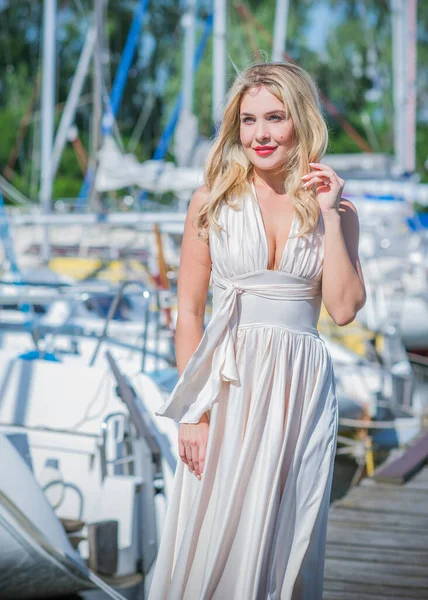 Schöne Blonde Dame Yachtclub Frau Fliegenden Seidenweißen Kleid Freien Entspannen — Stockfoto