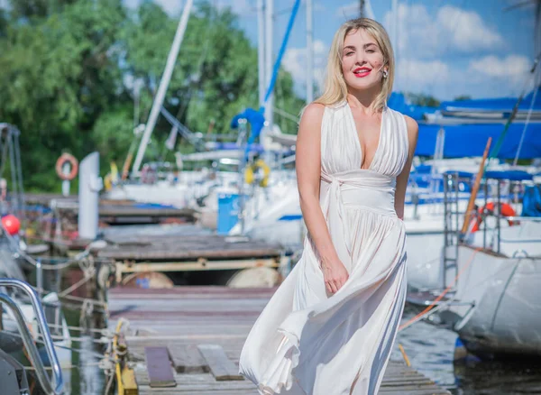 Belle Blonde Yacht Club Femme Soie Volante Robe Blanche Extérieur — Photo